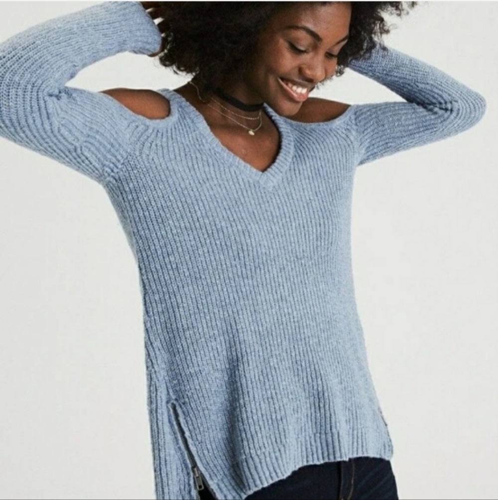 American Eagle Outfitters Light Blue Cold Shoulder Ribbed V-Neck Sweater